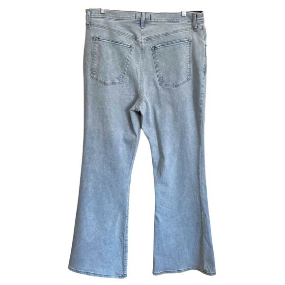 ABERCROMBIE & FITCH THE FLARE ULTRA HIGH RISE JEANS IN LIGHT WASH - 34 - Picture 2 of 9